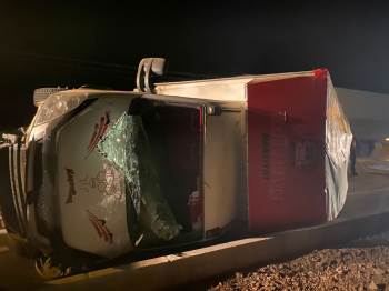 Demir Sac Yüklü Kamyonet Yol Ortasına Devrildi
