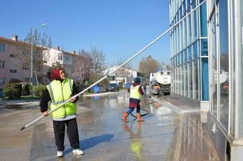 Demiryolu Üst Geçidi Yıkanarak Temizlendi
