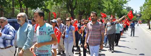 DEMOKRASİ İÇİN YÜRÜDÜLER 
