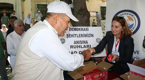 Demokrasi şehitleri için helva dağıttılar