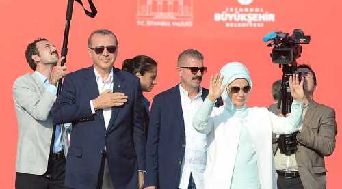 Demokrasi ve Şehitler Mitingi'ne katılan liderler kalabalığı selamladı