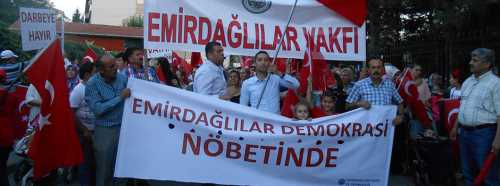 Demokrasi yürüyüşüne binlerce kişi katıldı