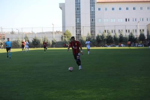 Deniz sol bek oynadı