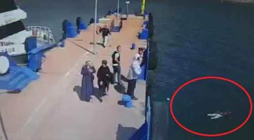 Denize atlayan kadını gemi görevlisi kurtardı