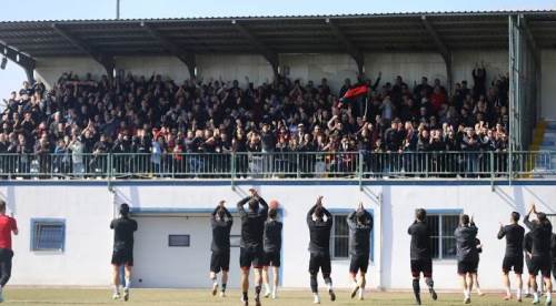 Deplasmanda da tribünler dolmuştu