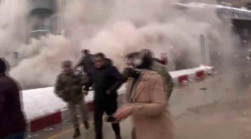 Deprem bölgesi beşik gibi, 7,6 büyüklüğünde artçı deprem hasarlı binayı böyle yıktı