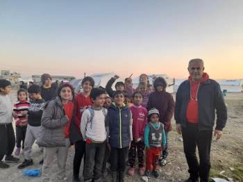 Deprem Bölgesindeki Çocuklara Çikolata Ve Oyuncak Dağıttı
