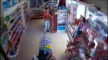 Deprem Esnasında Birbirlerine Sarılarak Kendilerini Dışarı Attılar
