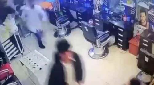 Deprem oluyor sandı, berberi birbirine kattı!