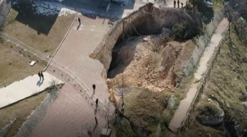 Deprem sonrası oluşan dev obruk yaşanan yıkımı gözler önüne serdi