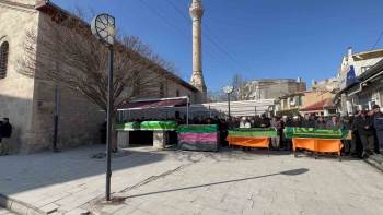 Depremde Hayatın Kaybeden Jurnal Ailesi Toprağa Verildi
