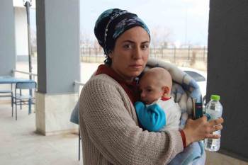 Depreme 4 Çocuğuyla Birlikte Yakalanan Anne Deprem Anını Gözyaşlarıyla Anlattı
