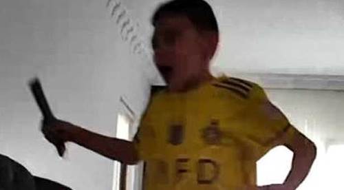 Depreme yakalanan çocuğun korku dolu anları kamerada