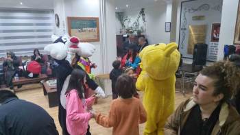 Depremzede, Öksüz Ve Yetim Çocuklar Oruçlarını Açıp, Animasyonla Eğlendiler
