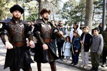 Depremzedeler Ertuğrul Gazi Türbesi’Nde Saygı Nöbetini İzledi
