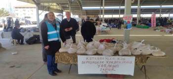 Depremzedeler İçin Köy Ekmeği Yapıp Pazarda Sattılar
