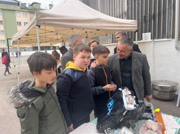 Depremzedeler İçin Kurulan Hayır Çarşına Kuruldu
