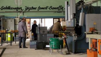 Depremzedeler İçin Soba Üretiyorlar
