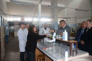 Depremzedeler İçin Susuz El Jeli Üretimi Devam Ediyor
