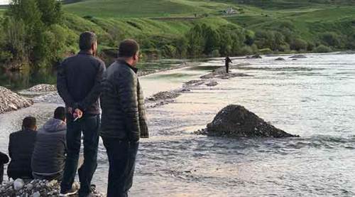 Dere suyuna giren kepçe suya battı, operatör kayboldu