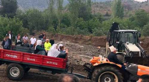 Dere yatağında akar