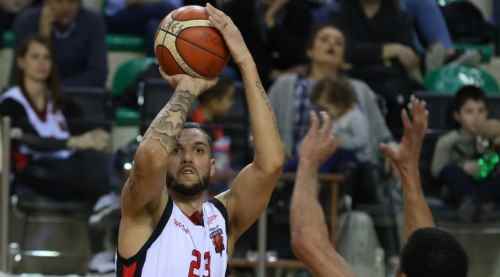 Dev adamlar 82-71 geçti