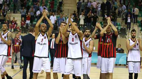 Dev Adamlar geçit vermedi