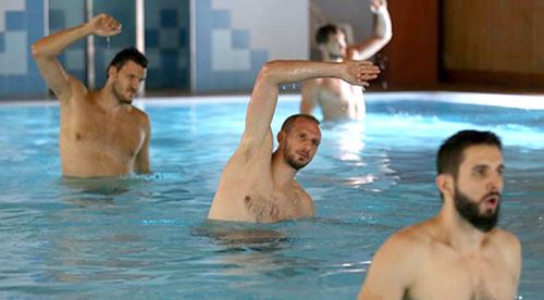 Dev adamlar havuz keyfi yaptı