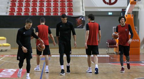 Dev Adamlar hız kesmiyor