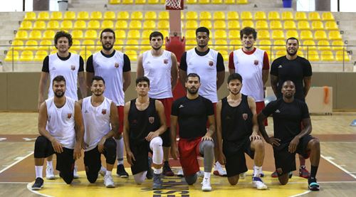 Dev adamlar top başı yaptı