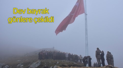 Dev Türk bayrağı gönlere çekildi