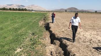 Dev Yarıkların Sebebi Bilinçsiz Su Kullanımı Ve Kuraklık
