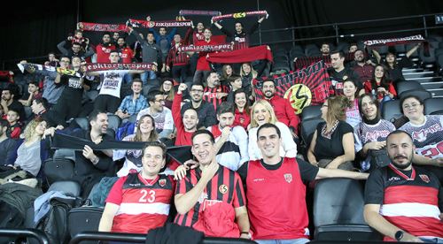 Devler yalnız değildi