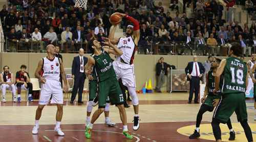 Devlerin zaferi 73-68