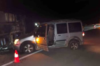 Devrilen Kamyonu Geç Fark Edince Olanlar Oldu, 4 Kişi Yaralandı
