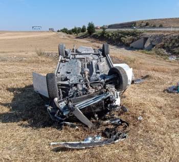 Devrilen Otomobilde 2 Kişi Yaralandı
