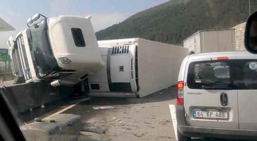 Devrilen tır karşı şeride geçti: 3 yaralı