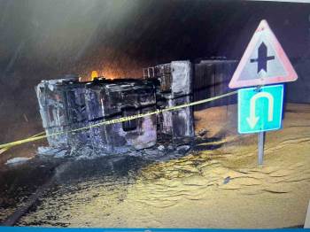 Devrilen Tırda Can Verdi
