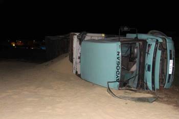 Devrilen Tırdan Tarlaya Saçılan 20 Ton Kepek Ziyan Oldu
