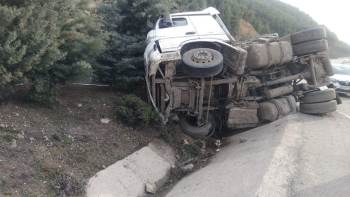 Devrilen Tırın Sürücüsü Kazayı Yara Alamadan Atlattı
