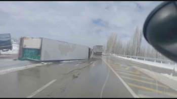 Devrilen Tırlar Yüzünden Afyonkarahisar-Antalya Karayolu 1 Saat Ulaşıma Kapalı Kaldı
