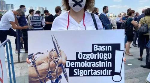 Dezenformasyon Yasası gölgesinde gazetecilik!