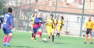 Dişi şimşekler fark yedi