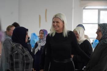 Dikiş Kursunda Ki Kadınlara İlham Oluyor
