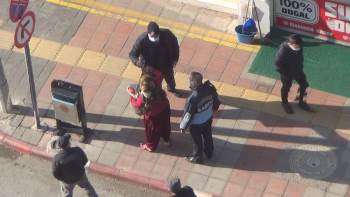 Dilenci Kadın Kendisine İşlem Yapmak İsteyen Zabıtaya Bakın Ne Yaptı
