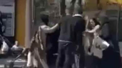 Dilenci kadınlar tekme tokat birbirine girdi!