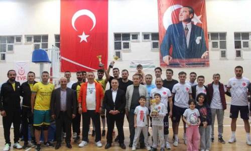 Dinar’da "Kurumlar Arası Voleybol Turnuvası" sona erdi