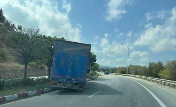 Direksiyon Başında Fenalaşan Sürücü Orta Refüje Çıktı
