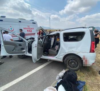 Direksiyon Hakimiyetini Kaybederek Karşı Şeride Geçti: 4 Yaralı
