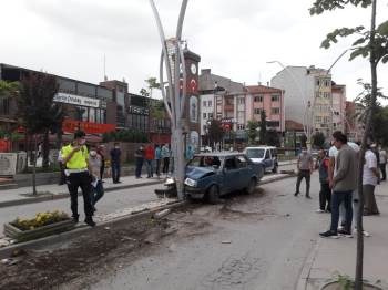 Direksiyon Hakimiyetini Kaybedince Araç Elektrik Direğine Çarptı, 2 Yaralı
